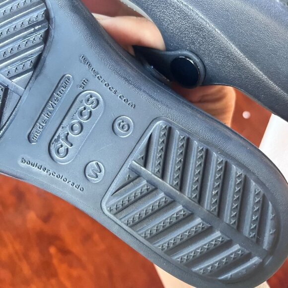 Crocs Silver Medallion Sandals- Size 6 - Picture 6 of 6